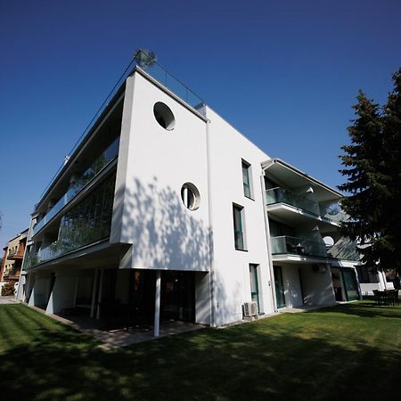 Villa Bauhaus Penthouse Wellness Apartman シオーフォク エクステリア 写真